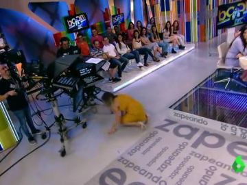 Anna Simon muestra hasta dónde es capaz de llegar por conseguir unos céntimos Anna Simon muestra hasta dónde es capaz de llegar por conseguir unos céntimos