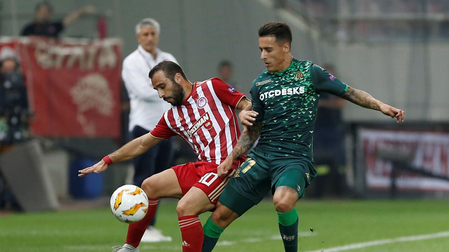 Cristian Tello pelea por un bal&oacute;n