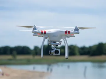 El sistema láser evitará que los drones tengan que aterrizar para cambiarles la batería. El sistema láser evitará que los drones tengan que aterrizar para cambiarles la batería.