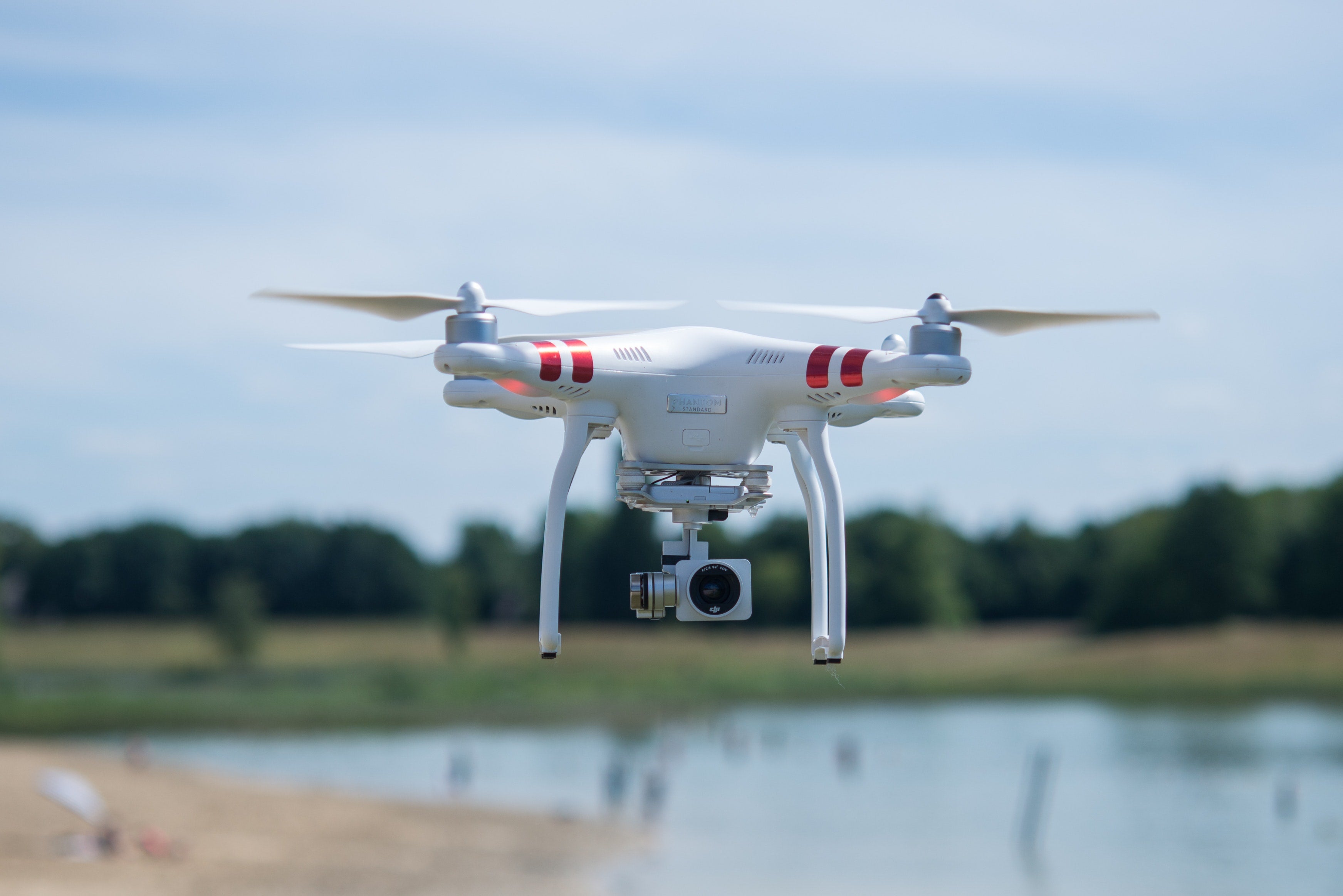 Crean un sistema de carga láser para que los drones vuelen indefinidamente