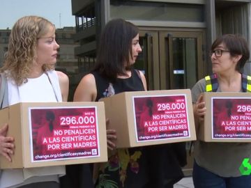 Las científicas españolas piden que no les perjudique la maternidad en su profesión Las científicas españolas piden que no les perjudique la maternidad en su profesión