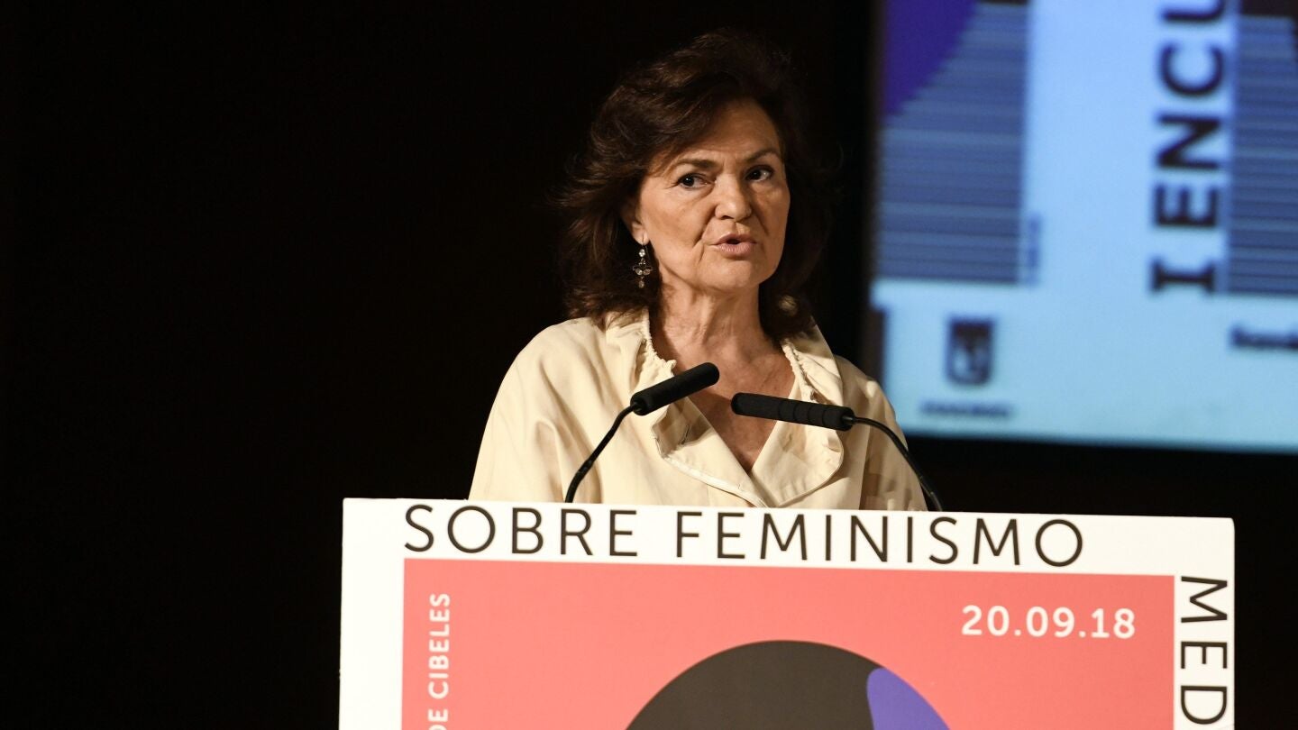 La vicepresidenta del Gobierno, Carmen Calvo, durante su intervenci&oacute;n en la inauguraci&oacute;n del "I Encuentro Feminismo, medios e igualdad: por un periodismo con perspectiva de g&eacute;nero"
