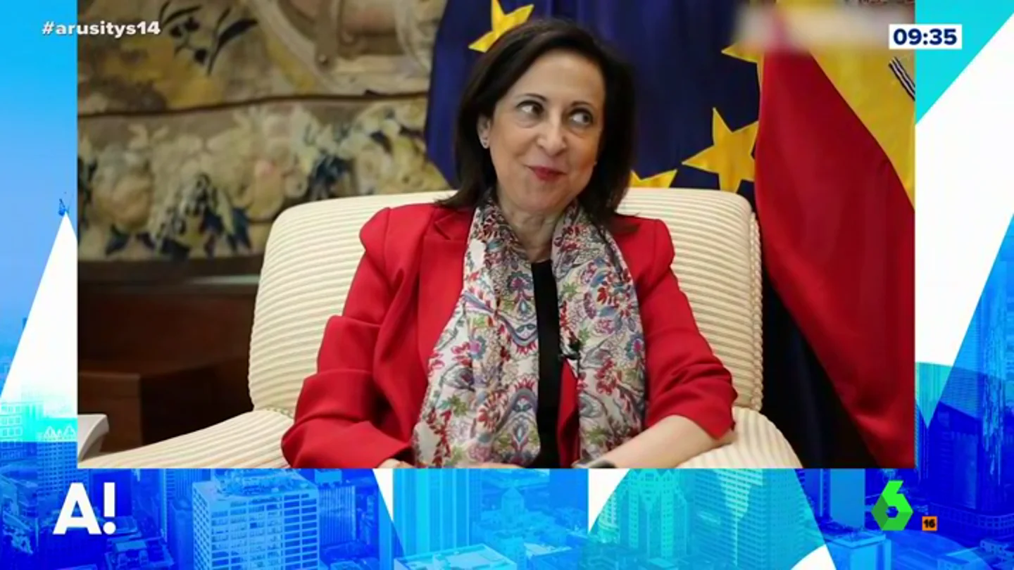 Arusitys muestra "el aire" que tiene Margarita Robles con Carmen Machi Arusitys muestra "el aire" que tiene Margarita Robles con Carmen Machi