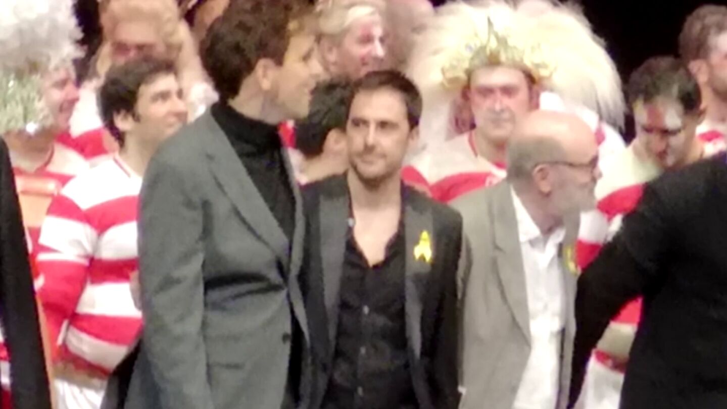 El Teatro Real y el director Oll&eacute; lamentan la exhibici&oacute;n de lazos amarillos por dos personas en el escenario al final de la obra