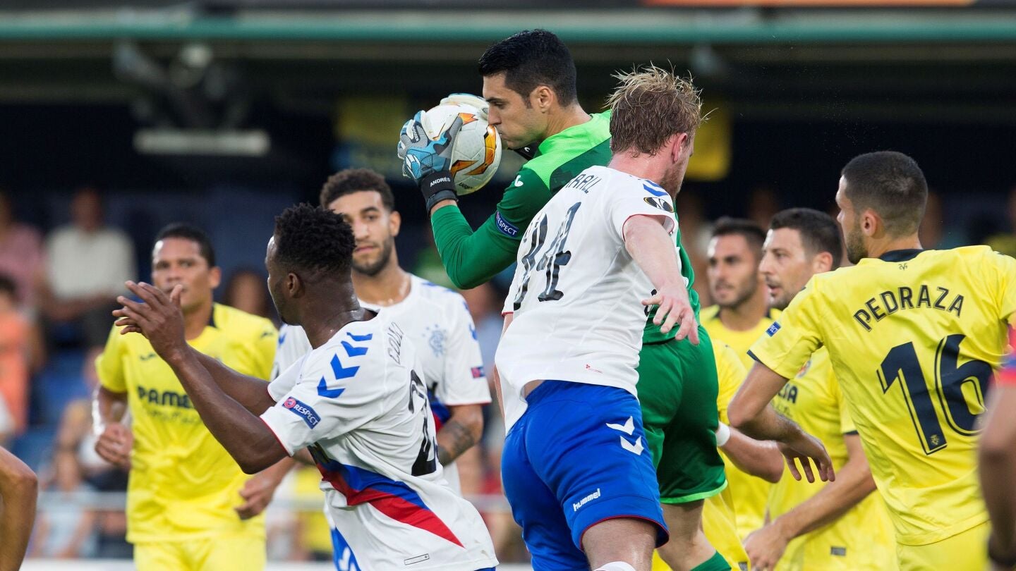 Andr&eacute;s Fern&aacute;ndez atrapa un bal&oacute;n ante los jugadores del Rangers