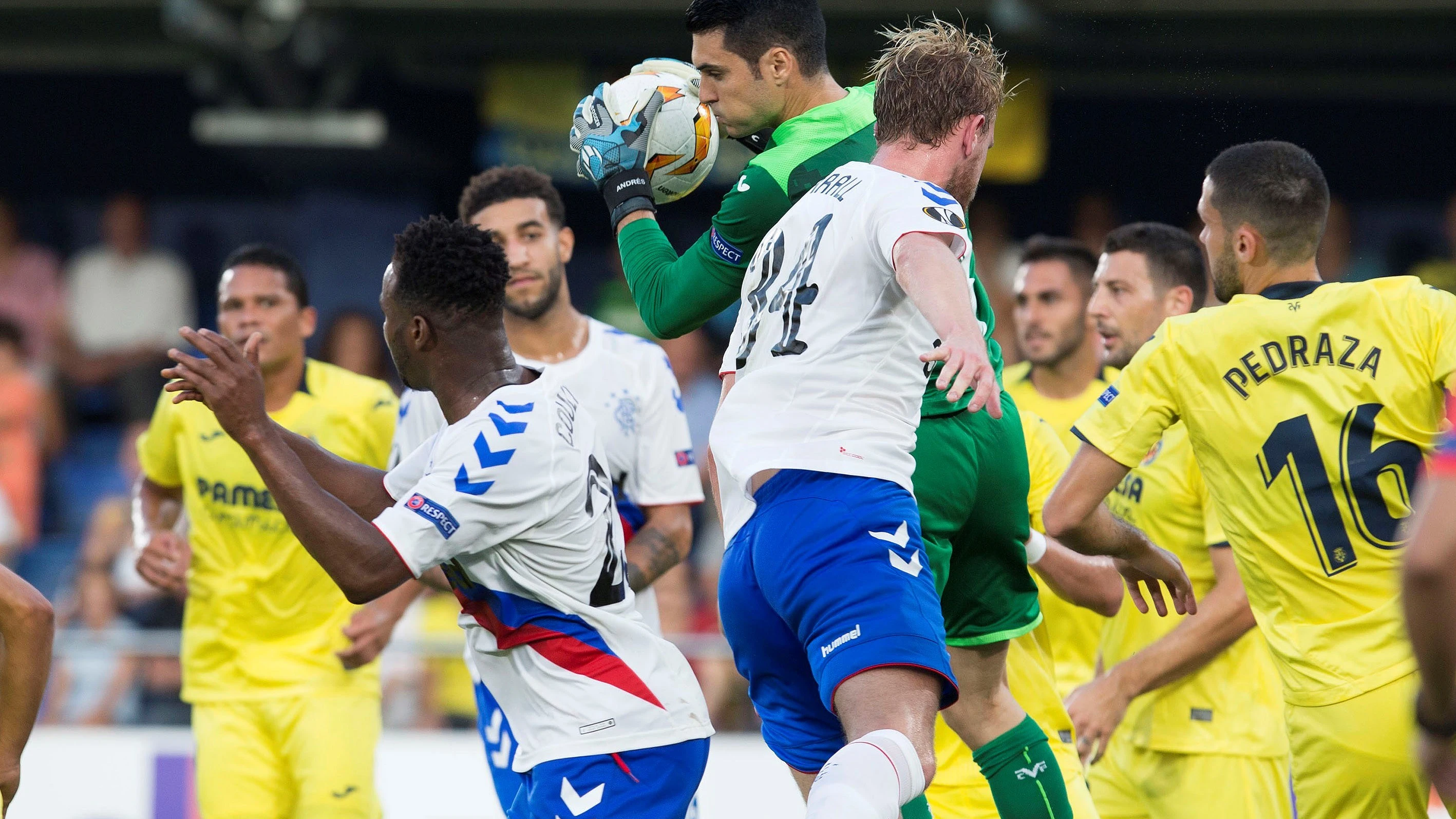 Andrés Fernández atrapa un balón ante los jugadores del Rangers