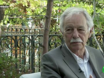 Eduardo Mendoza, sobre la exhumación de Franco: "Llevarse los huesos o hacer un caldo me parece bien" Eduardo Mendoza, sobre la exhumación de Franco: "Llevarse los huesos o hacer un caldo me parece bien"