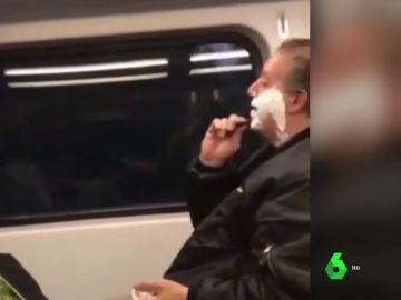 De ser insultado a recibir 35.000 euros en donaciones: la historia del hombre que se afeitó en un tren que te hará reflexionar De ser insultado a recibir 35.000 euros en donaciones: la historia del hombre que se afeitó en un tren que te hará reflexionar