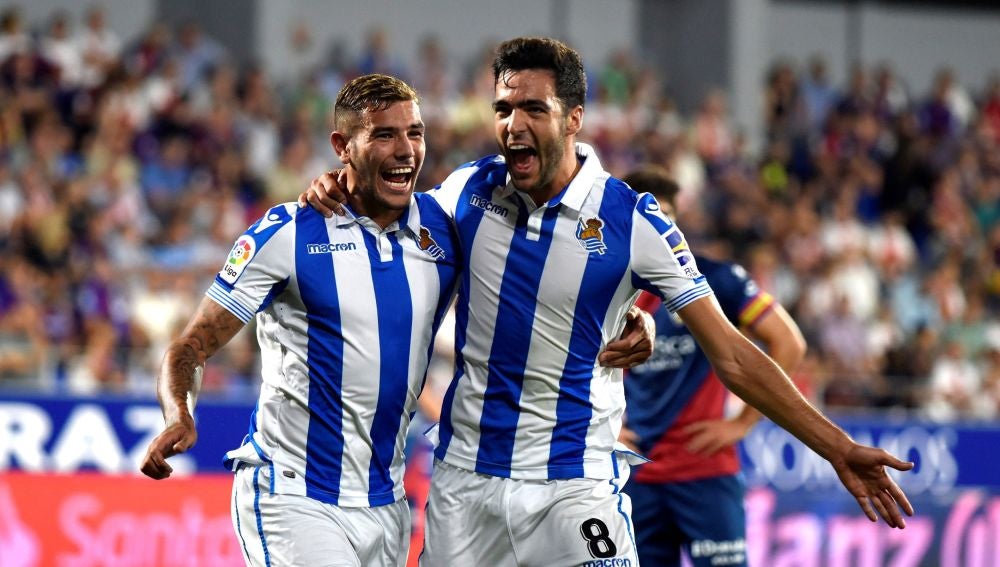 Mikel Merino y Theo Hernández celebran el gol en El Alcoraz