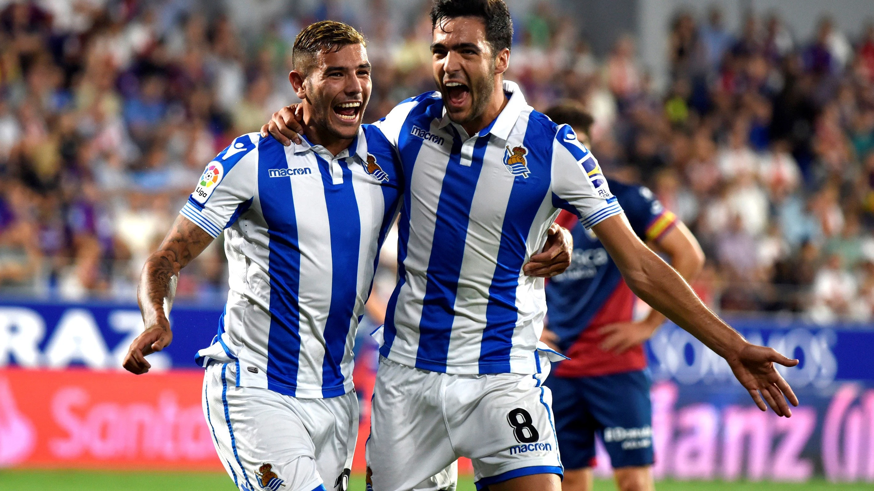 Mikel Merino y Theo Hernández celebran el gol en El Alcoraz