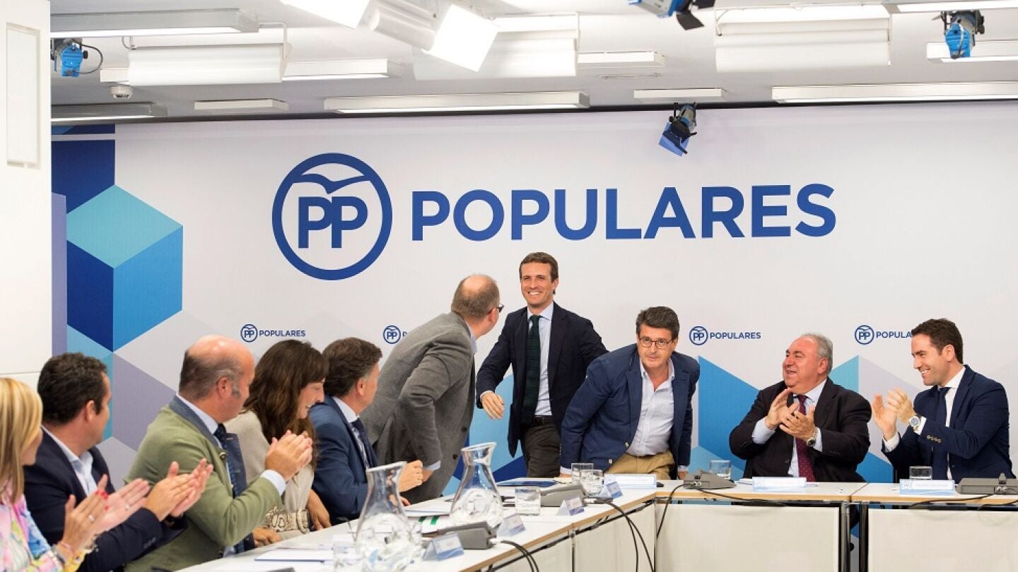Casado a su llegada a la reuni&oacute;n con secretarios generales auton&oacute;micos en la sede del partido