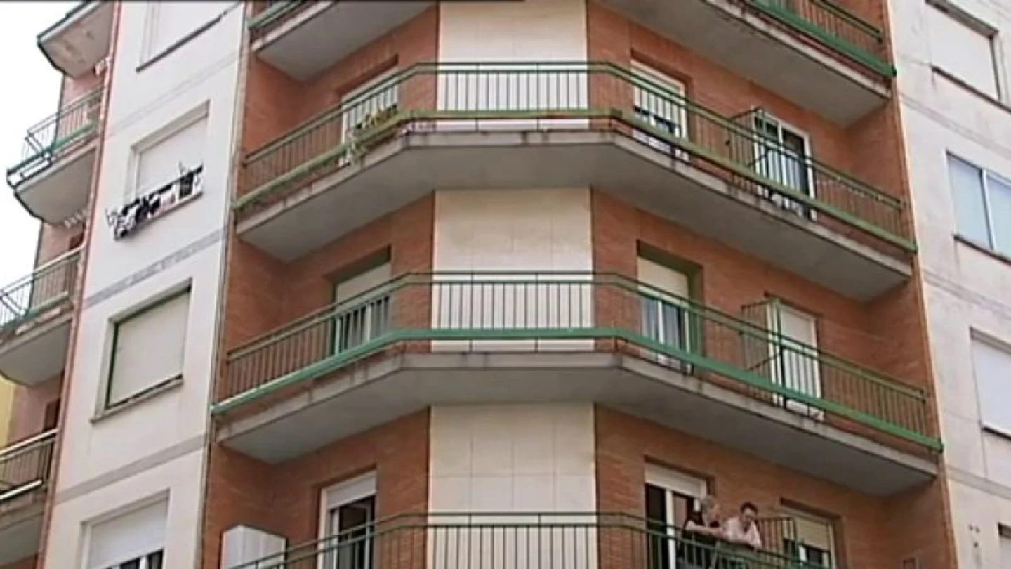 Balcón desde el que cayó una bebé de tres meses Balcón desde el que cayó una bebé de tres meses