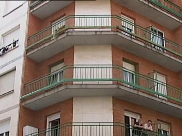 Balcón desde el que cayó una bebé de tres meses Balcón desde el que cayó una bebé de tres meses