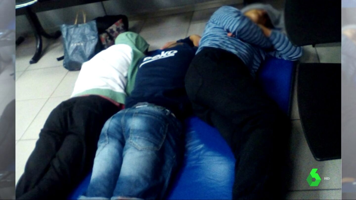 Ni&ntilde;os que duermen en las calles en Barcelona