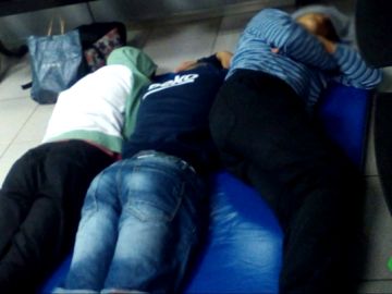 Niños que duermen en las calles en Barcelona Niños que duermen en las calles en Barcelona