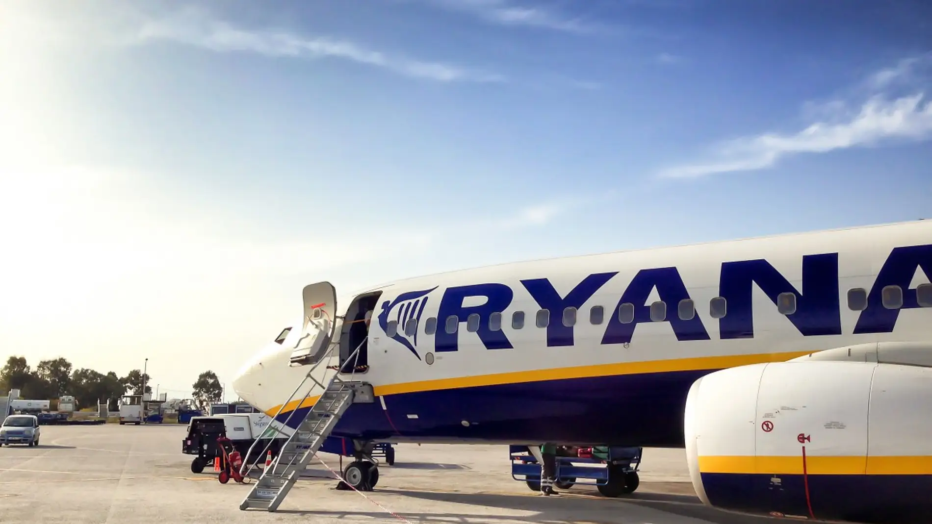 Maletas Ryanair low cost en aeropuerto 