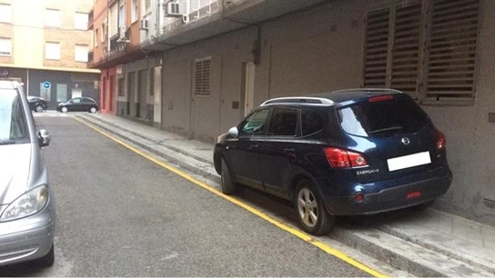 Imagen del coche del alcalde de Granada estacionado sobre la acera Imagen del coche del alcalde de Granada estacionado sobre la acera