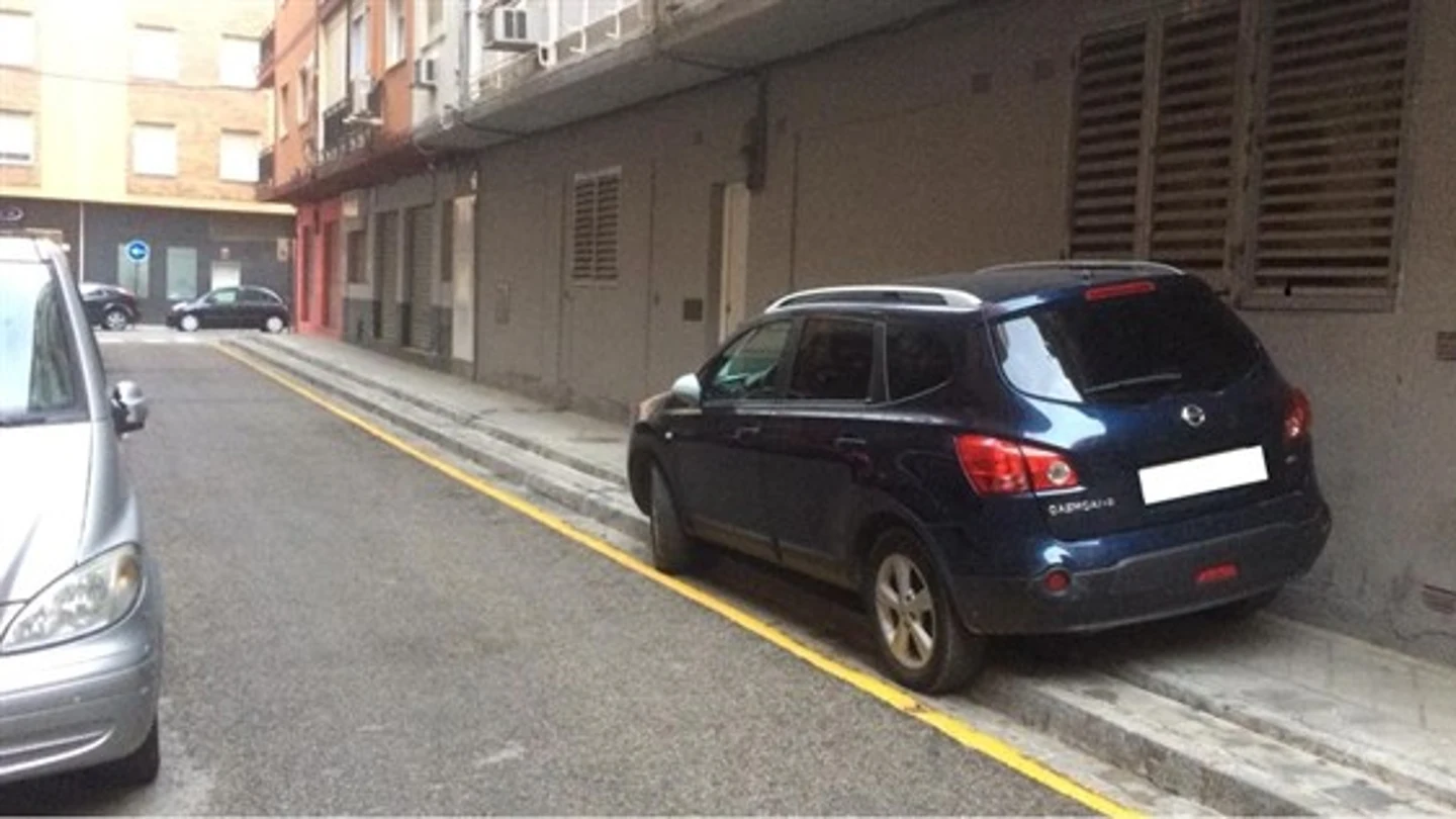 Imagen del coche del alcalde de Granada estacionado sobre la acera Imagen del coche del alcalde de Granada estacionado sobre la acera