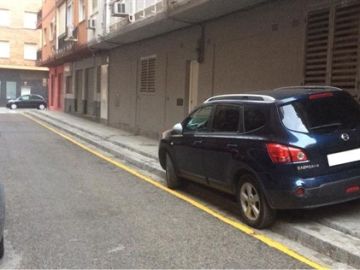 Imagen del coche del alcalde de Granada estacionado sobre la acera Imagen del coche del alcalde de Granada estacionado sobre la acera