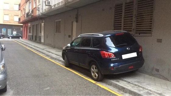 Imagen del coche del alcalde de Granada estacionado sobre la acera