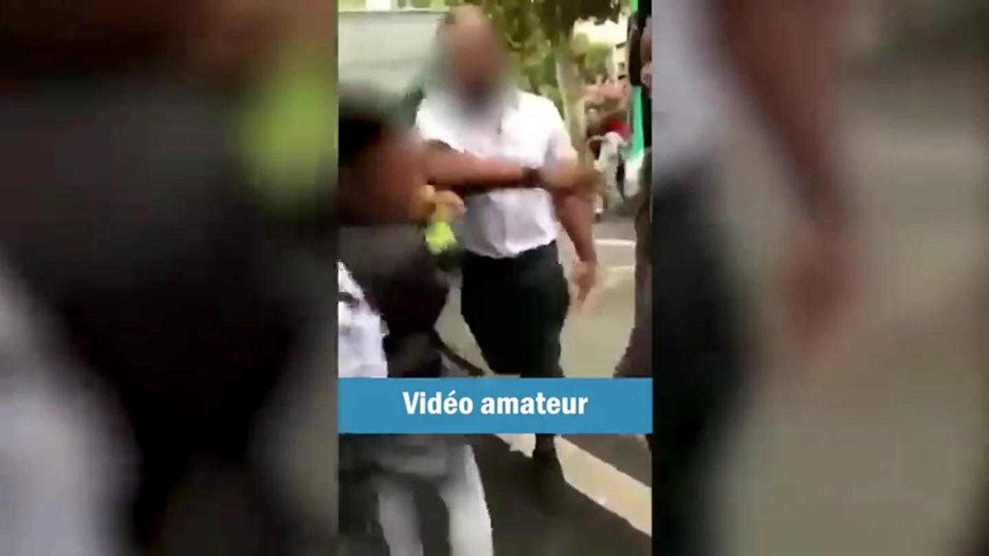 La bofetada de un chófer de autobús a un niño que cruzó sin mirar desata la polémica en Francia La bofetada de un chófer de autobús a un niño que cruzó sin mirar desata la polémica en Francia