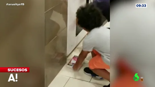 La indignante actuación de un padre mete a su hija dentro de una máquina recreativa para robar consolas La indignante actuación de un padre mete a su hija dentro de una máquina recreativa para robar consolas