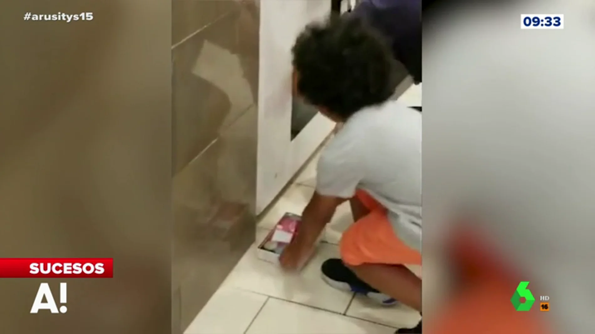 La indignante actuación de un padre mete a su hija dentro de una máquina recreativa para robar consolas 
