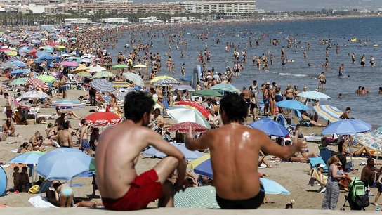 Imagen de archivo de una playa repleta Imagen de archivo de una playa repleta