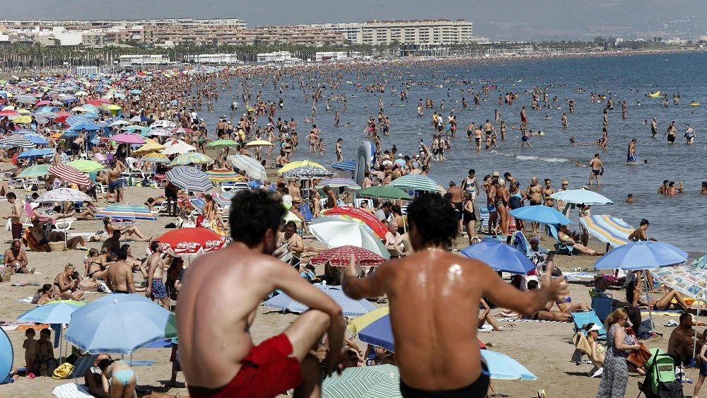 Imagen de archivo de una playa repleta