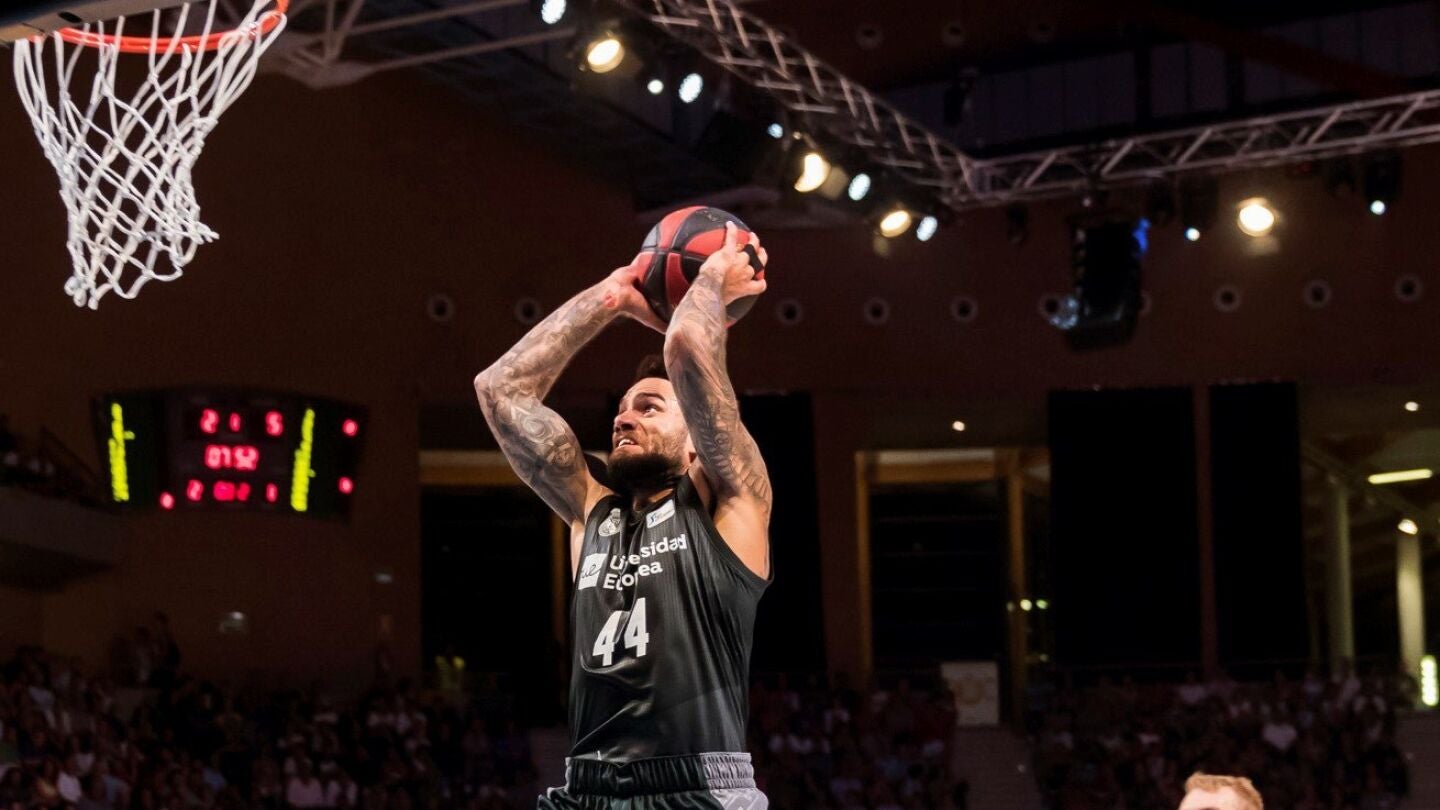 Jeffery Taylor ejecuta un mate ante el Monbus Obradoiro