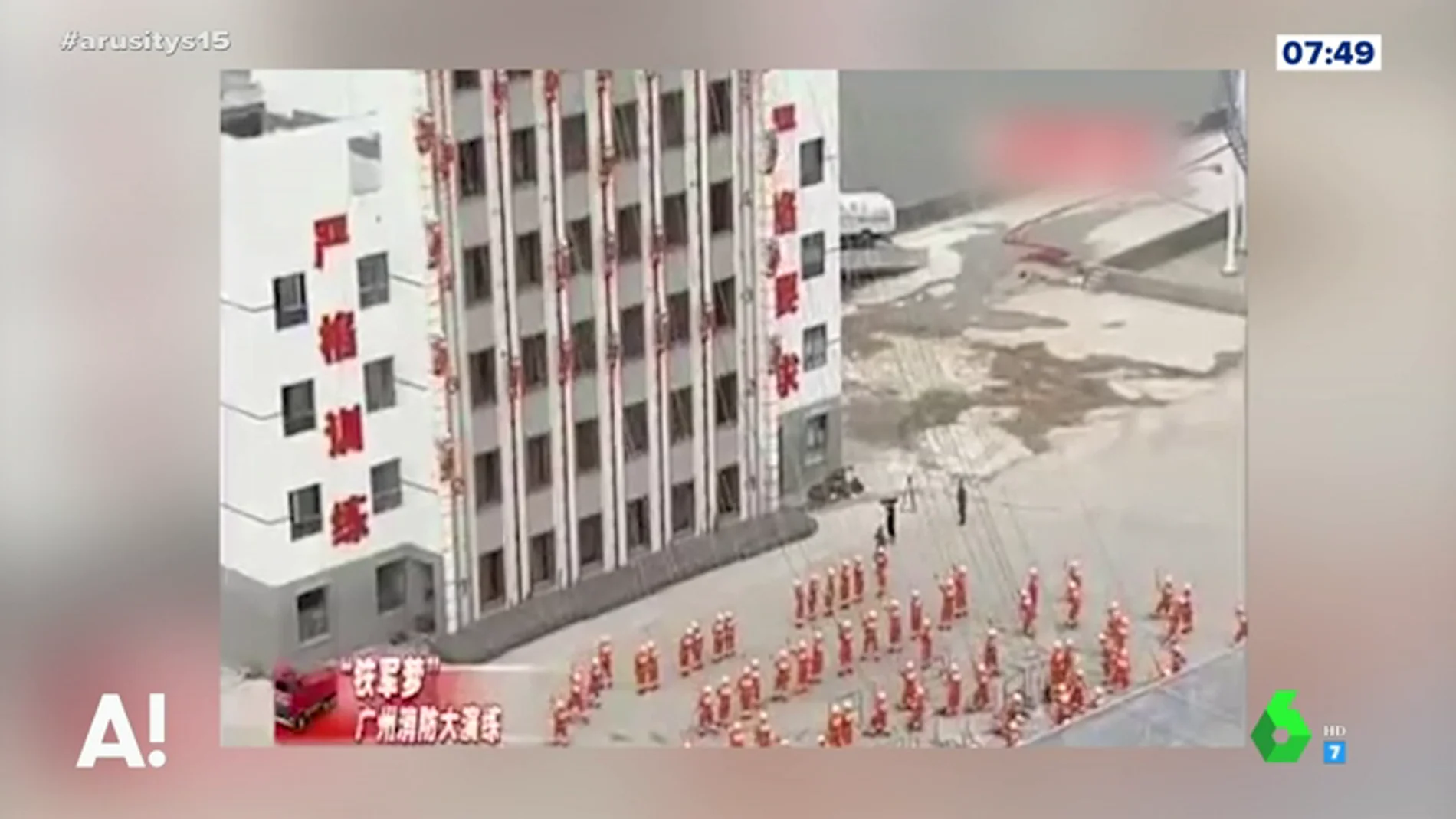 El increíble entrenamiento de los bomberos chinos convertido en espectáculo