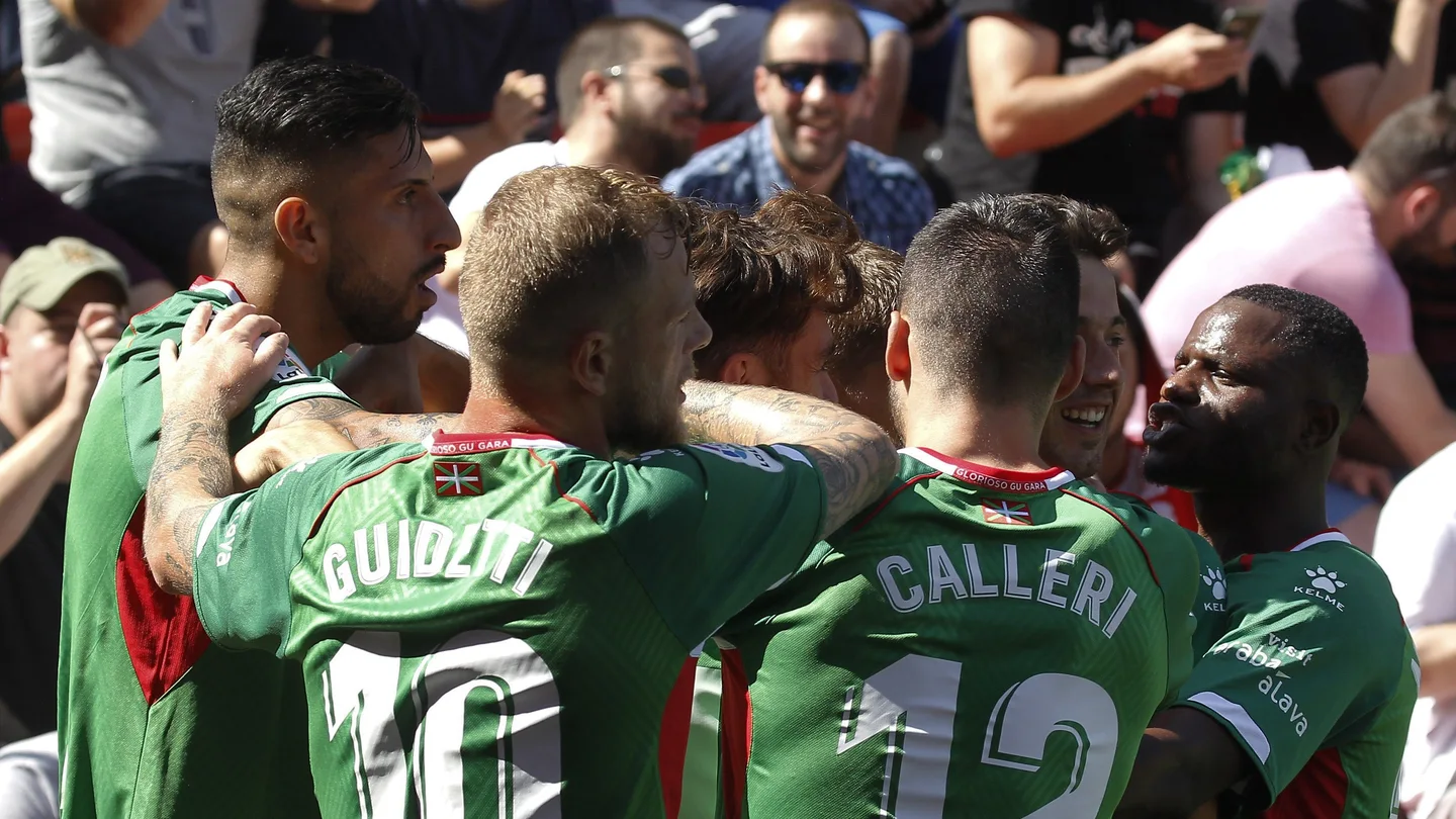 Los jugadores del Alavés celebran un gol gol en el Estadio de Vallecas Los jugadores del Alavés celebran un gol gol en el Estadio de Vallecas