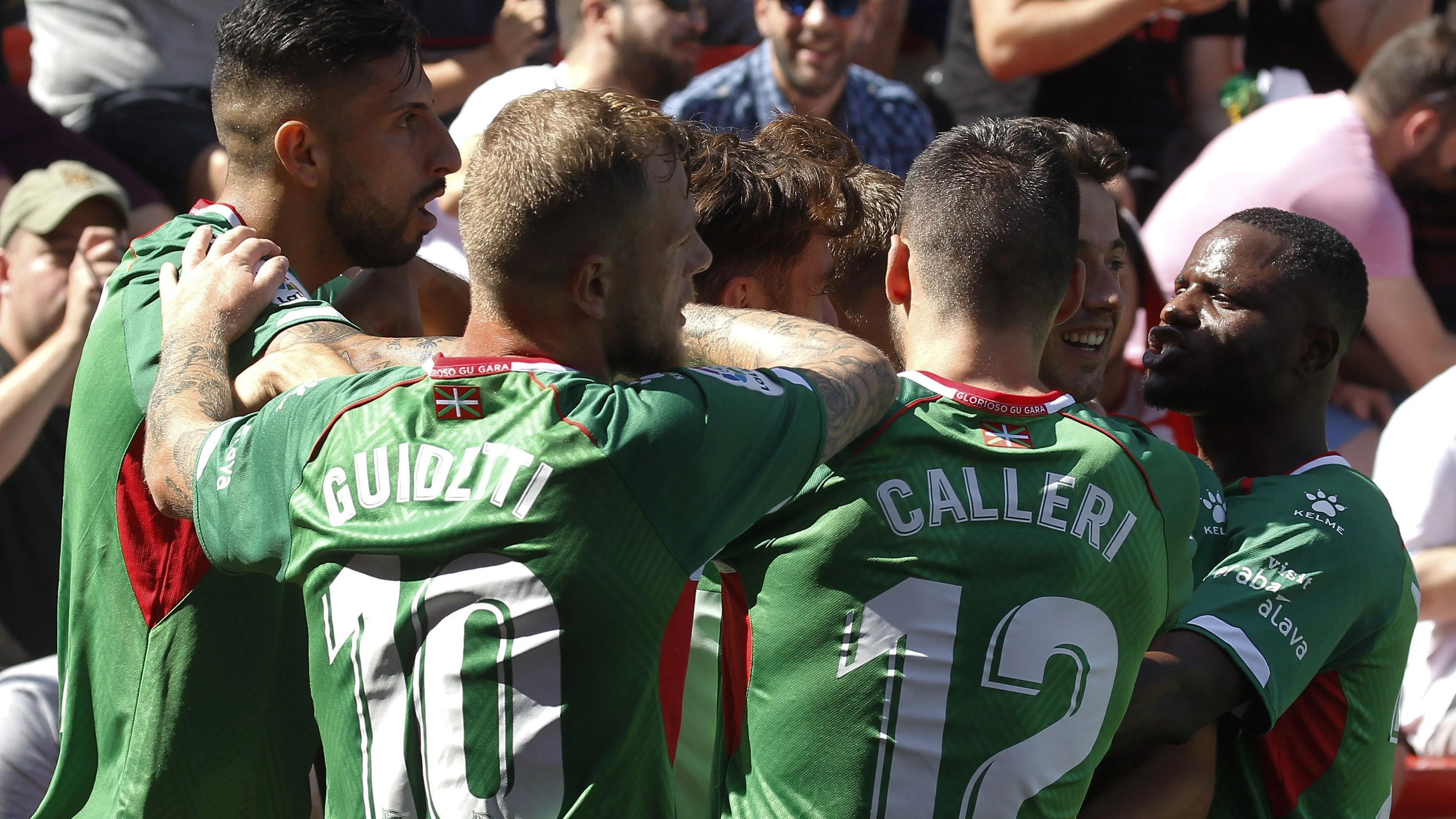 Los jugadores del Alavés celebran un gol gol en el Estadio de Vallecas