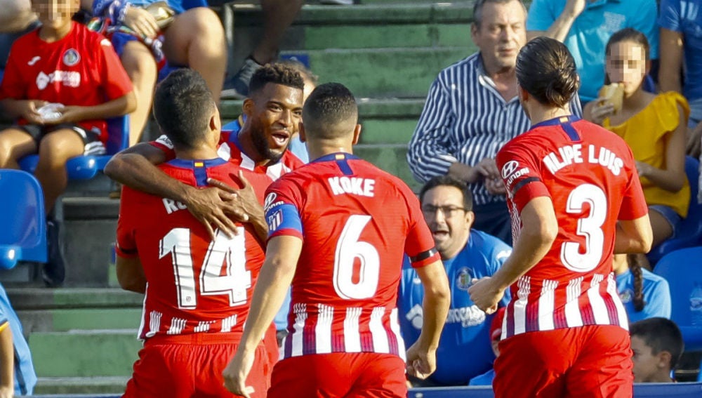 Lemar celebra un gol del Atlético