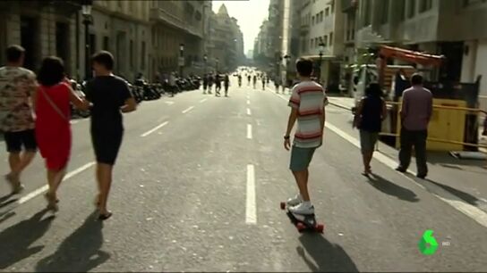 Personas caminando por las carreteras en el D&iacute;a sin Coches