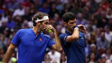 Federer y Djokovic conversan en el partido de dobles de la Laver Cup