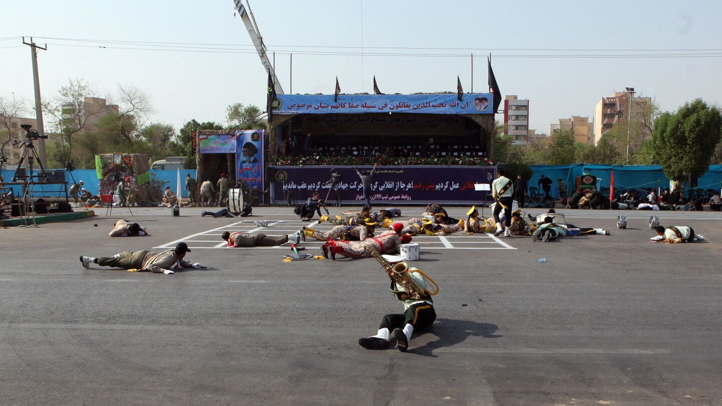 Momento del atentado durante el desfile militar en Ir&aacute;n