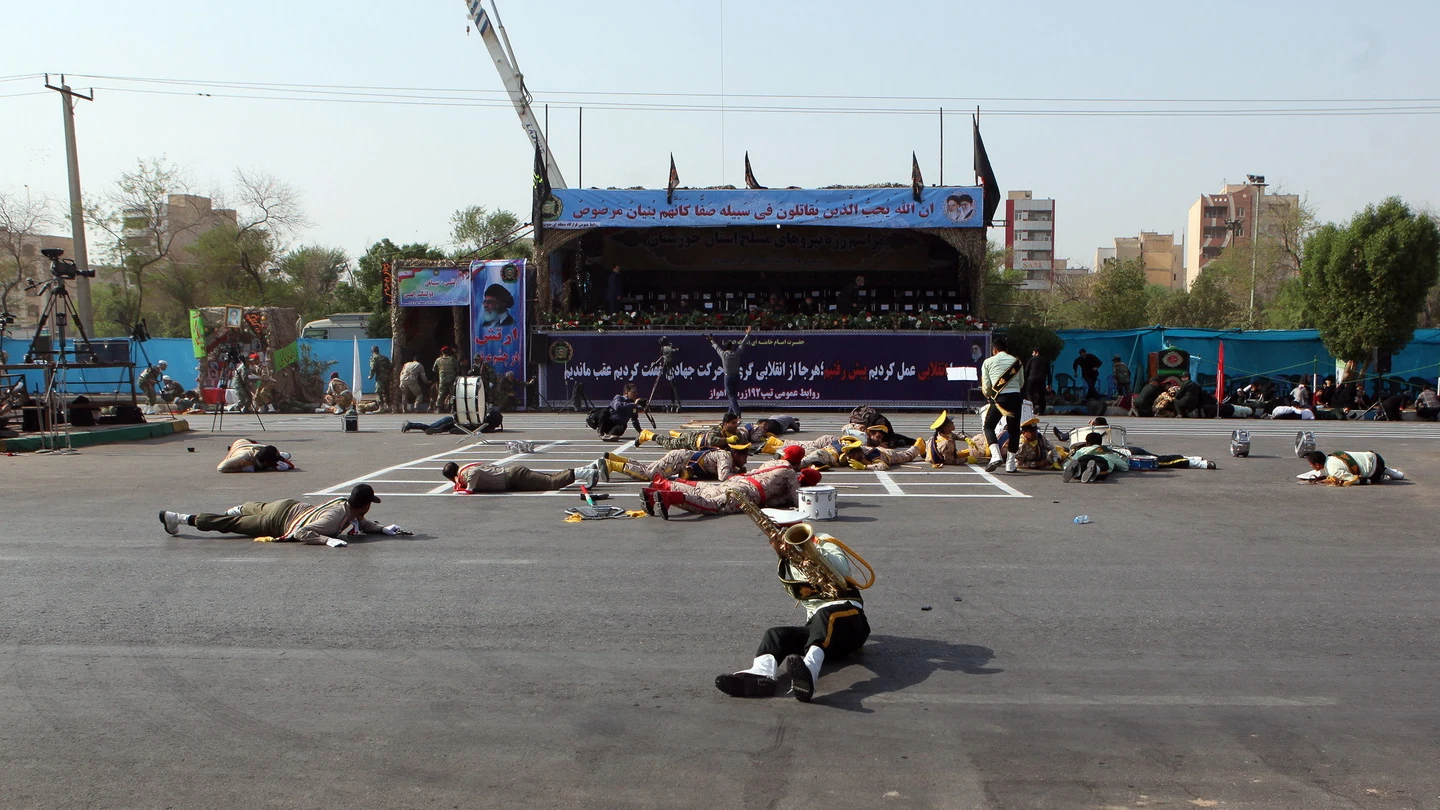 Momento del atentado durante el desfile militar en Irán Momento del atentado durante el desfile militar en Irán