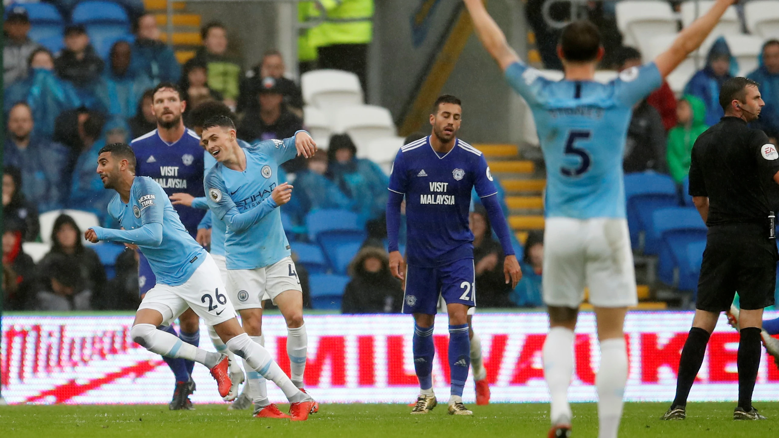  Riyad Mahrez celebra un gol ante el Cardiff