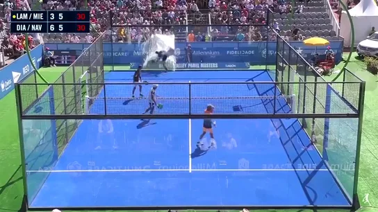 Tremendo susto de Paquito Navarro: sufre heridas leves tras romper el cristal del fondo de la pista Tremendo susto de Paquito Navarro: sufre heridas leves tras romper el cristal del fondo de la pista