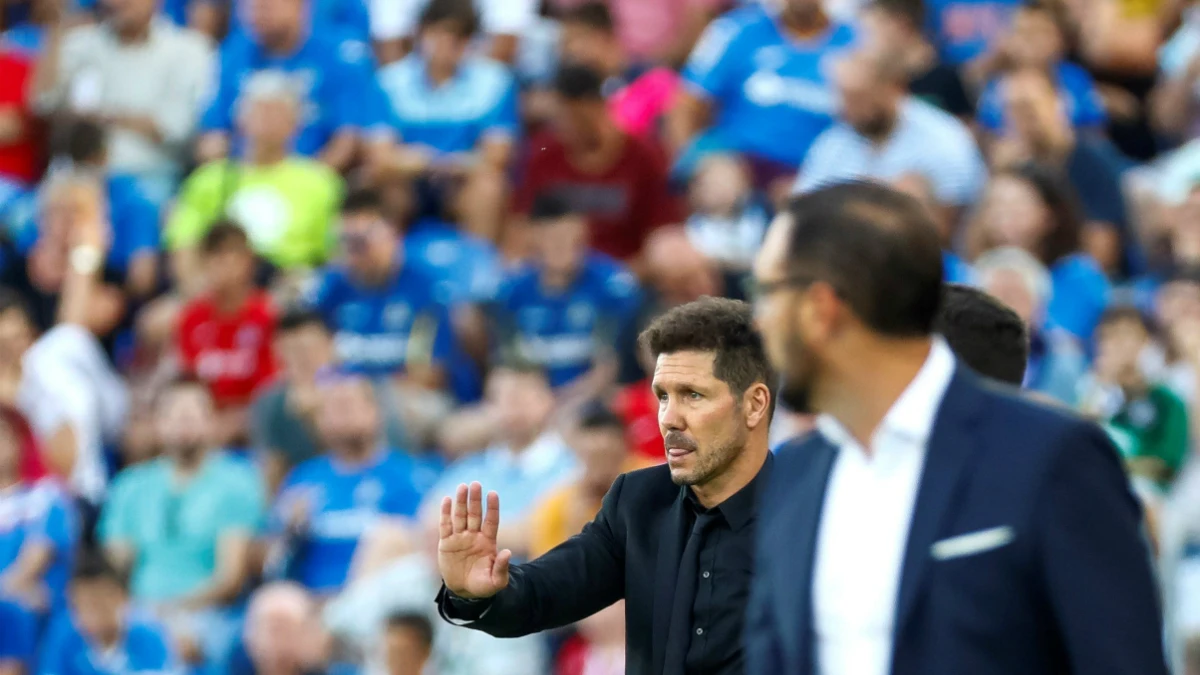 Simeone da indicaciones en la banda