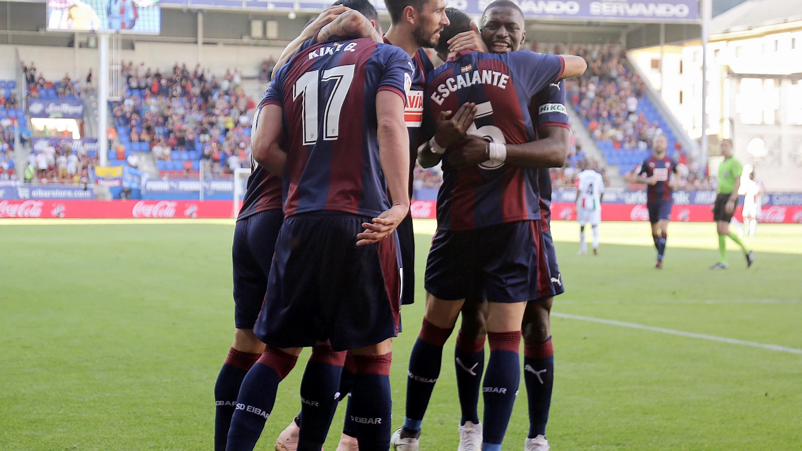 Los jugadores del Eibar celebran el gol de Kike García 