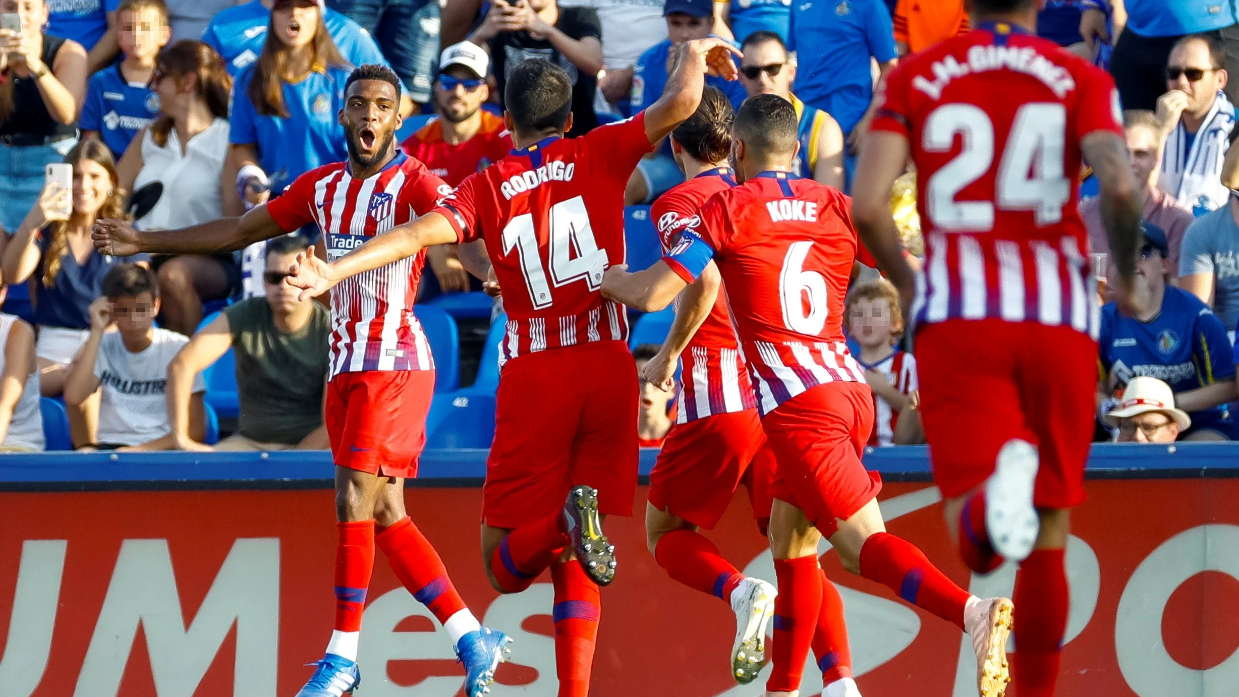 Lemar celebra su gol en el Coliseum