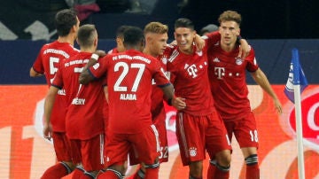 James celebra su gol al Schalke 04