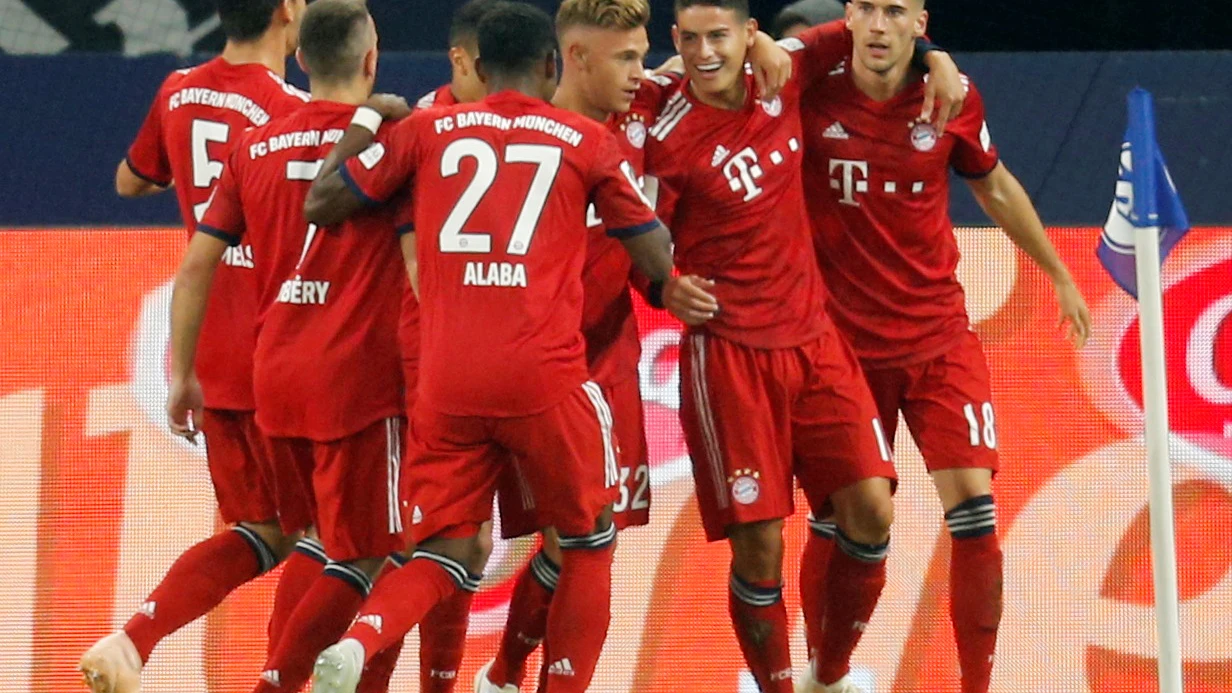 James celebra su gol al Schalke 04