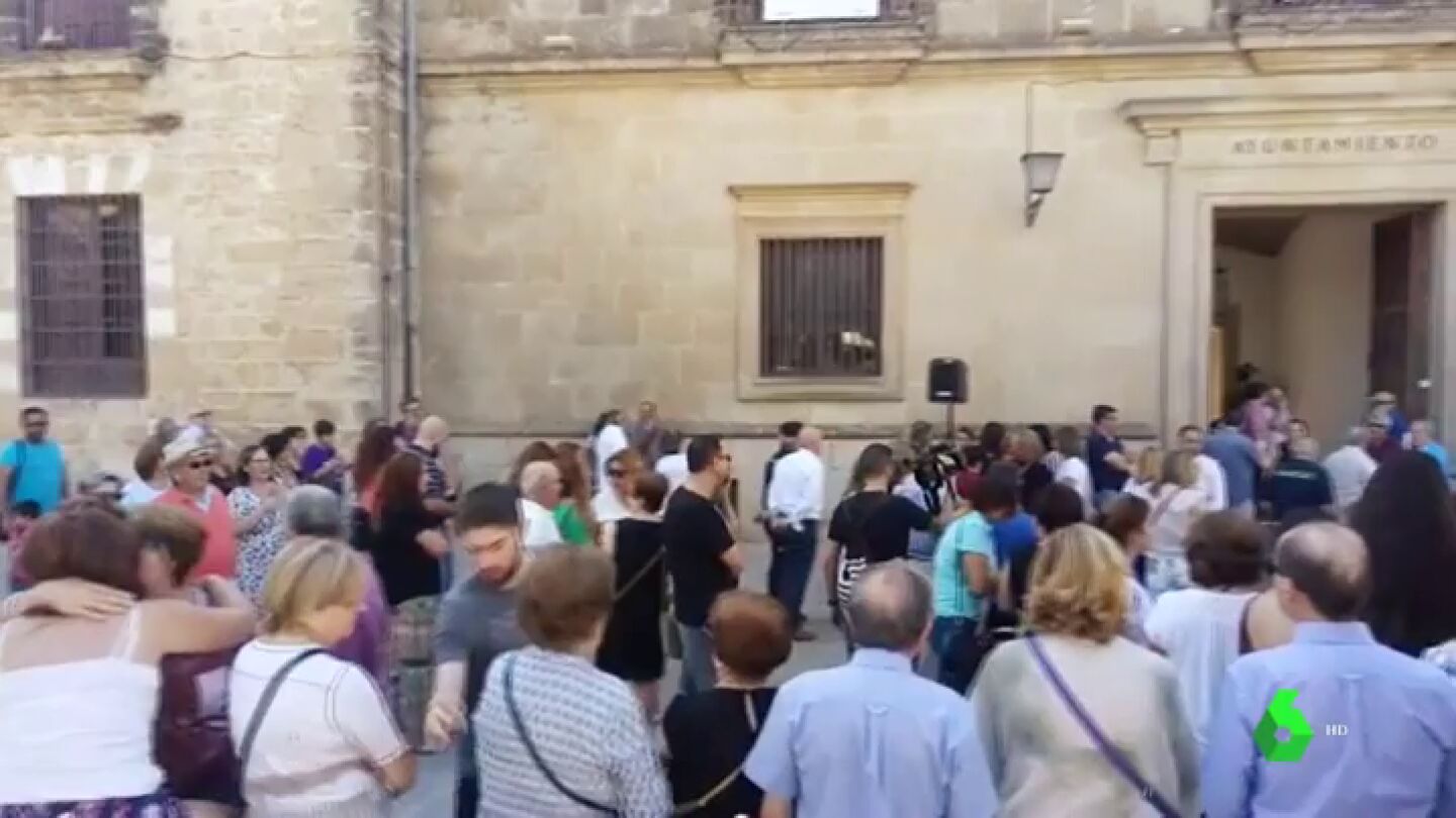 Protesta ante el Ayuntamiento por el asesinato machista de una mujer en &Uacute;beda