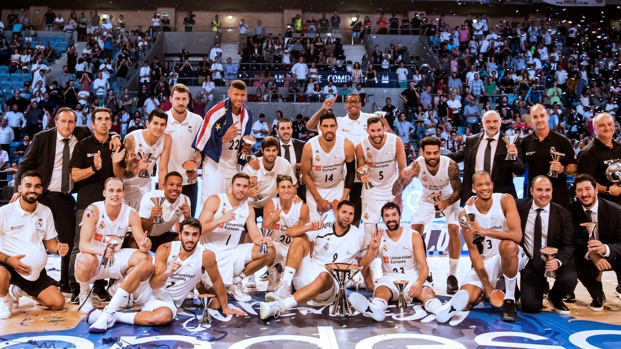 Los jugadores del Real Madrid posan con la Supercopa de Baloncesto