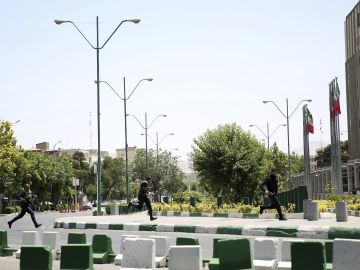 Policías iraníes corren hacia el Parlamento de Teherán, durante un ataque terrorista registrado en junio de 2017 Policías iraníes corren hacia el Parlamento de Teherán, durante un ataque terrorista registrado en junio de 2017