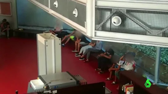 Imagen de migrantes no acompañados en una comisaría de Barcelona Imagen de migrantes no acompañados en una comisaría de Barcelona