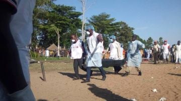 Voluntarios de la Cruz Roja tanzana participan en las tareas de rescate en el lago Victoria, en el noroeste de Tanzania